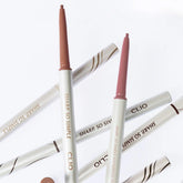 It is a precise and long-lasting eyeliner designed to deliver intense color with a smooth glide.