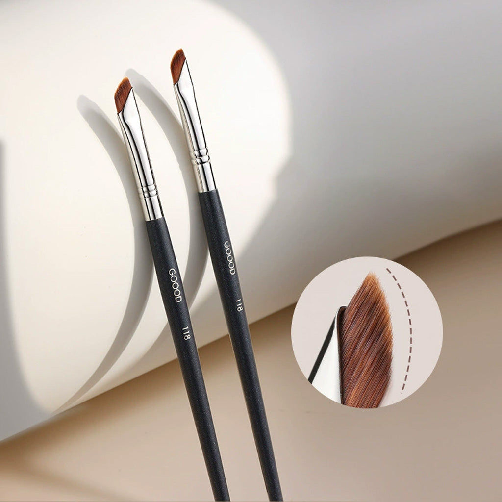 It is expertly designed for creating precise eyeliner looks with ease. 