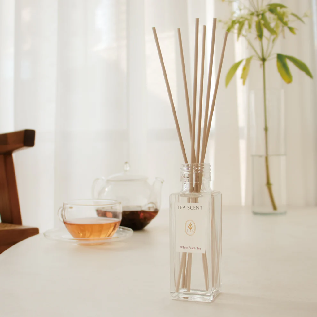 This elegantly crafted diffuser releases a sweet and refreshing fragrance that combines the essence of juicy white peaches with subtle tea notes, creating a serene and inviting atmosphere