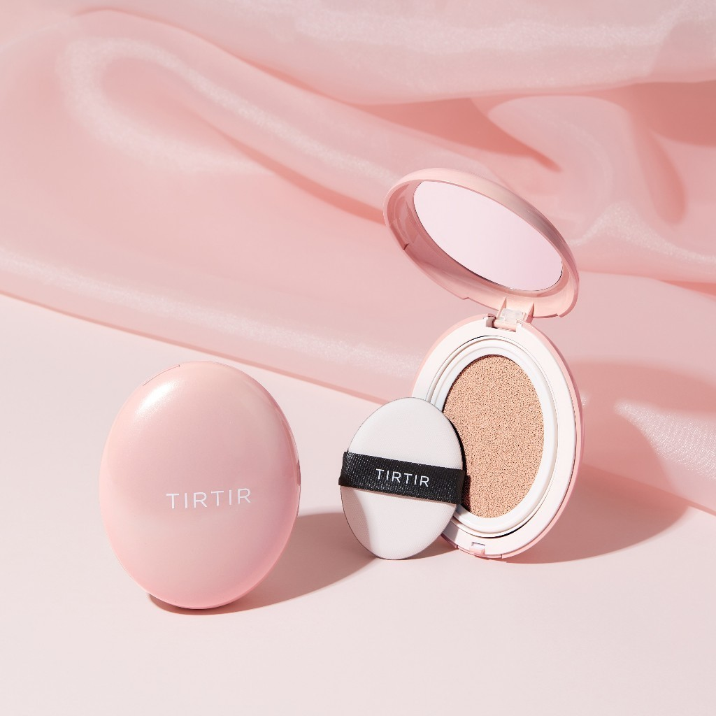 This cushion foundation provides high coverage that conceals imperfections while delivering a natural, radiant finish. 