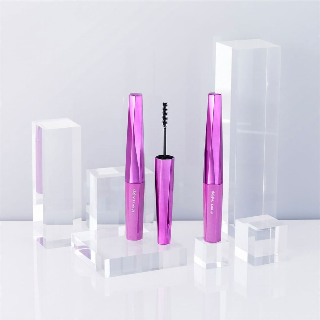 Precision mascara with 1.5mm triangular brush for natural, dramatic lashes